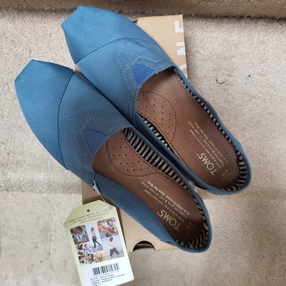 NWT! Aegean Blue Toms! Size 7!